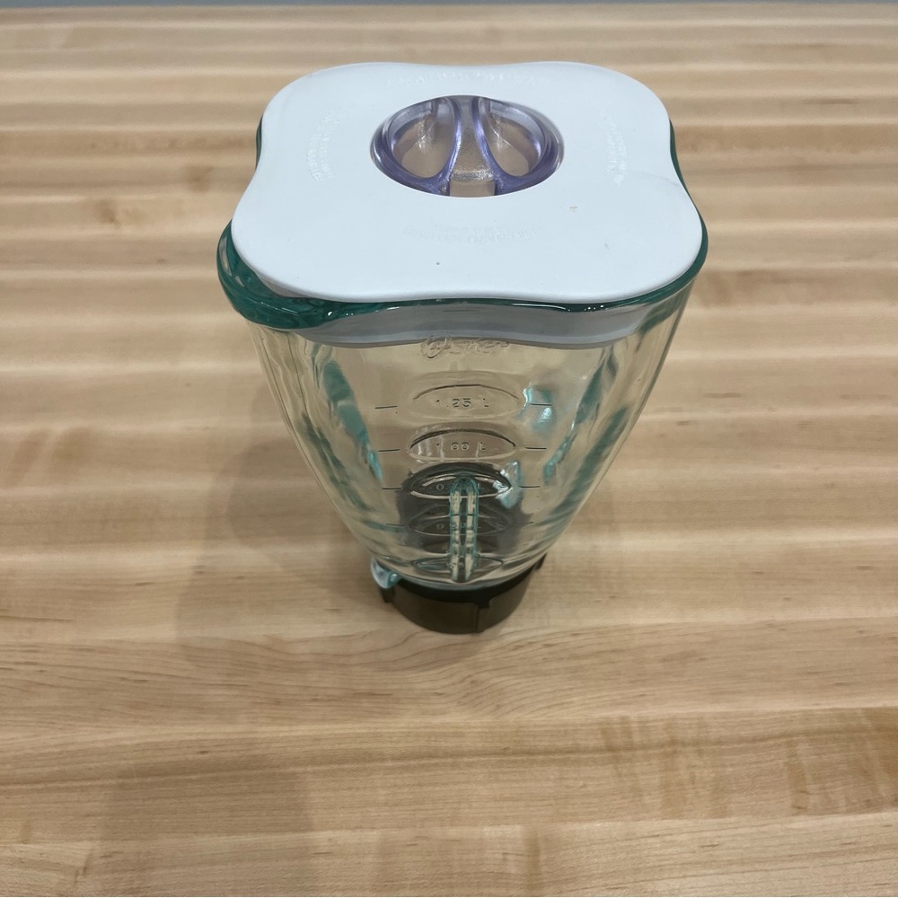 Oster replacement glass blender jar and lid.

✨ BLADES NOT INCLUDED